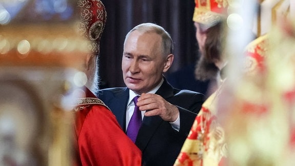Russlands Präsident Wladimir Putin nimmt an einem orthodoxen Ostergottesdienst in der Christ-Erlöser-Kathedrale teil.