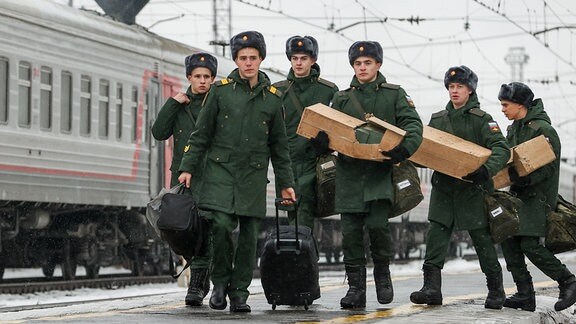 Wehrpflichtige in der regionalen Versammlungsstation Jegorschino vor ihrer Abreise zum Militärdienst in der russischen Armee