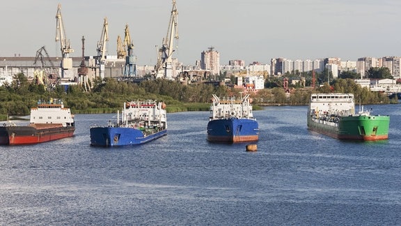 Tanker vor St. Petersburg
