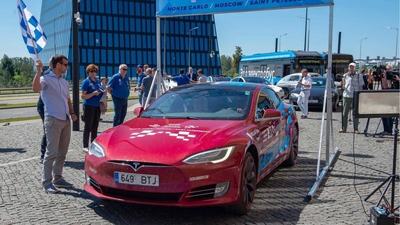 Ein roter Tesla
