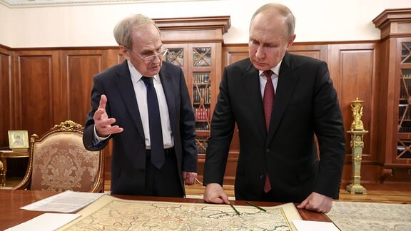 Vladimir Putin und Valery Zorkin  schauen auf eine Karte.