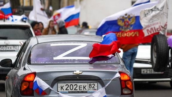 ein Auto mit einer russischen Flagge