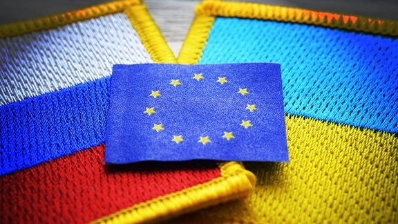 EU-Fahne auf den Fahnen von Russland und der Ukraine