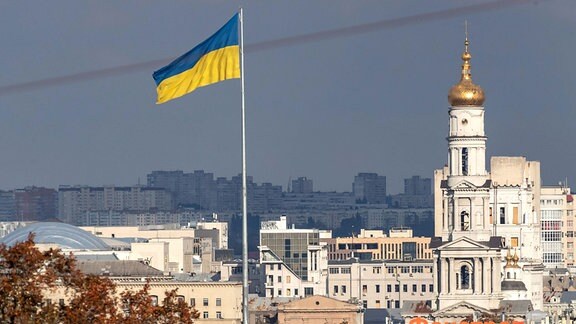 Die ukrainische Flagge weht am Sonntag, den 18. September 2022 hoch über den Stadtlandschaften der Stadt Charkiw. 