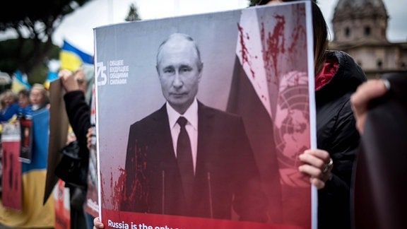 Ein Jahr Krieg Russland-Ukraine: Poster mit Wladimir Putin.