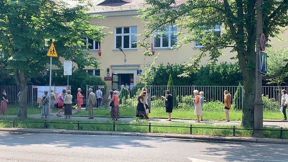 Lange Schlangen vor einem Wahllokal in Warschau