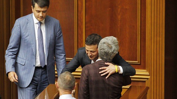 Männer umarmen sich im ukrainischen Parlament