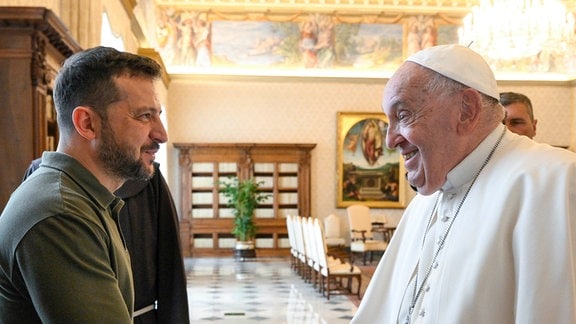 Wolodymyr Selenskyj, Präsident der Ukraine, trifft zu einer Privataudienz bei Papst Franziskus (r) im Vatikan ein.