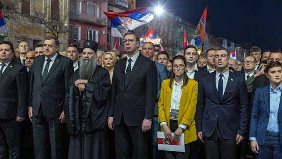 Der serbische Präsident Aleksandar Vucic C nimmt an einer Gedenkveranstaltung für die Opfer der NATO-Eingriffes in Sombor teil.