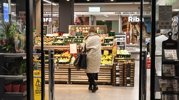 Eine Frau beim einkaufen im Supermarkt in Belgrad.
