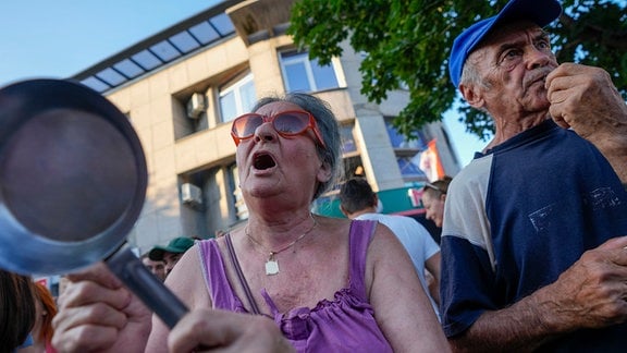 Eine Frau demonstriert während einer Demonstration. 