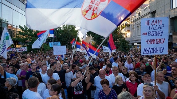 Menschen nehmen an einer Demonstration teil.