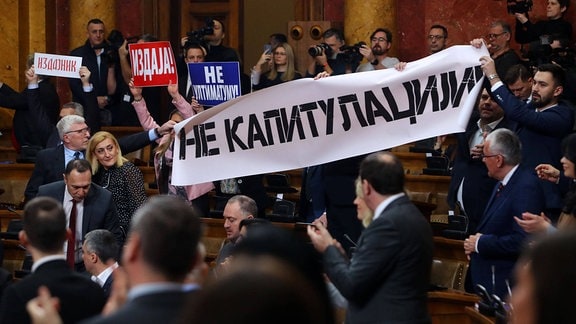 Oppositionsabgeordnete/Politiker mit Transparent "Keine Kapitulation , Kein Ultimatum , Verrat" während Sondersitzung des serbischen Parlaments über den Verhandlungsprozess mit der serbischen Südprovinz Kosovo .