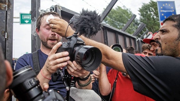Fotoreporter bei der Arbeit, an der Grenze zwischen Serbien und Ungarn während der Migrationskrise