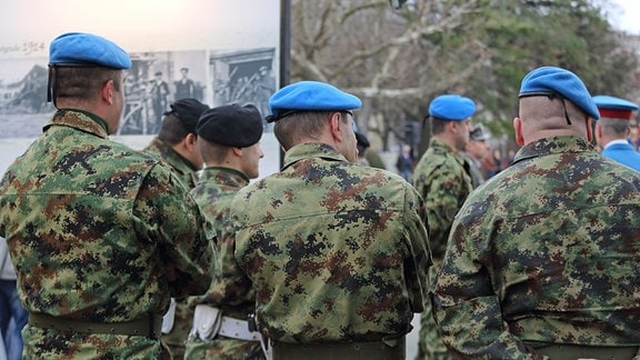 Soldaten der serbischen Armee mit Digitall-Tarnuniformen auf dem Kalemegdan in Belgrad