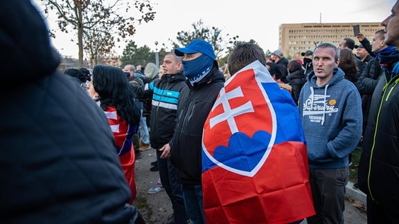 protestierende Menschen auf einem PLatz