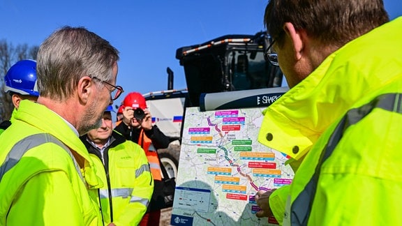 Premier Petr Fiala und Verkehrsminister Martin Kupka auf Baustelle.