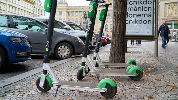 E-Scooter der Firma Lime am Straßenrand in Prag