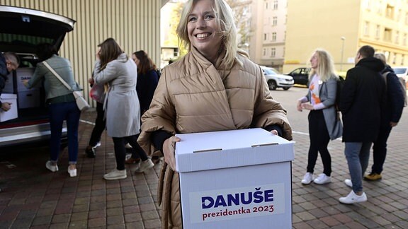 Die tschechische Präsidentschaftskandidatin Danuse Nerudova übergibt Listen mit Unterschriften zur Unterstützung ihrer Kandidatur.
