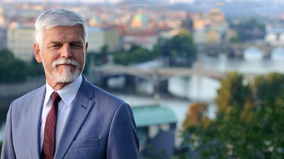 Ehemaliger NATO-Militärausschusschef, tschechischer General Petr Pavel, Kandidat für das Präsidentenamt der Tschechischen Republik posiert für Fotografen in Prag