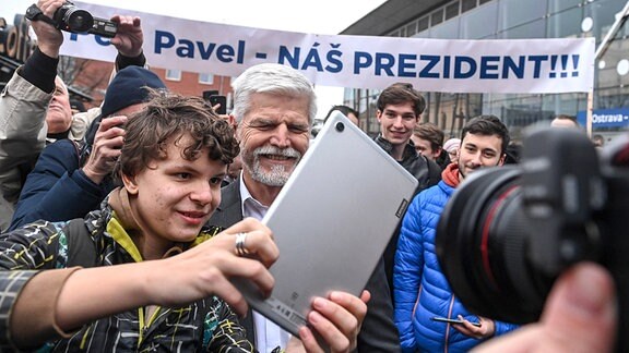 Präsidentschaftskandidat Petr Pavel, Mitte, trifft Bürger in der Stadt Ostrava, Nordmähren, Tschechische Republik, am 19. Januar 2023, vor der zweiten Runde der Präsidentschaftswahlen.