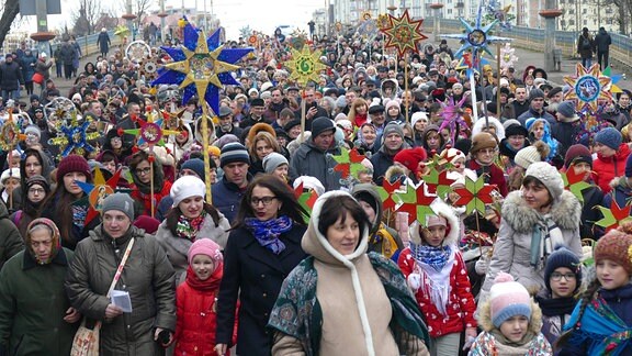 Ukrainer tragen Sterne von Bethlehem