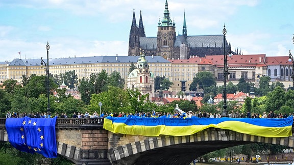 Ukrainische Flagge an einer Brücke