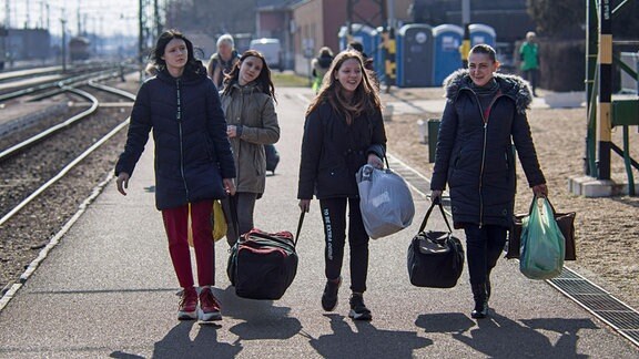 Ankunft von Fluechtlingen am Bahnhof Zahony.