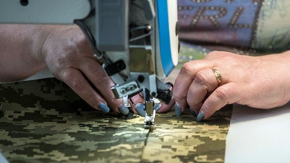 Näherin bei der Herstellung von Uniformen im Kiew