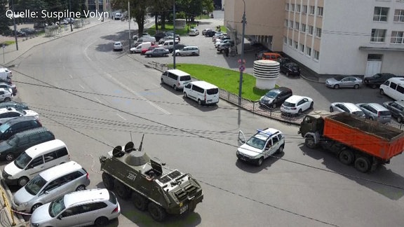 Schützenpanzerwagen auf Straße im ukrainischen Luzk