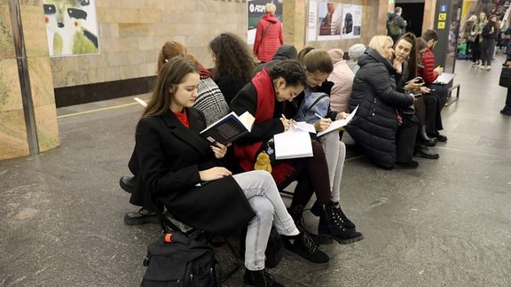 Menschen in einer U-Bahn-Station in Kiew