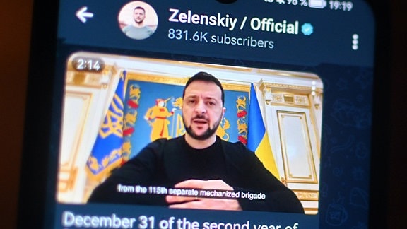 Der ukrainische Präsident Wolodymyr Selenskyj hält am 31. Dezember 2023 in einem Video auf seinem Telegram-Kanal seine Neujahrsansprache an die ukrainische Nation.