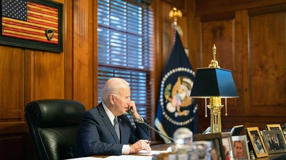 Der Präsident der Vereinigten Staaten Joe Biden spricht mit dem russischen Präsidenten Wladimir Putin per Telefon von seinem Privathaus in Wilmington aus. 