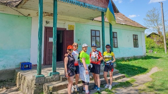 Teilnehmerinnen der Fahrradtour vor einem Dorfladen in der Westukraine