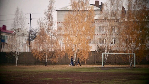 Blick auf Mauer der russischen Umerziehungsanstalt
