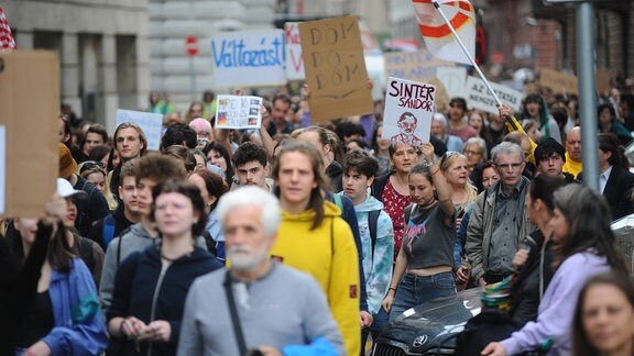 Schüler und Lehrer demonstrieren in Budapest.