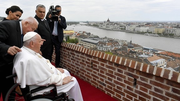 Papst Franziskus, Katalin Novák und Viktor Orbán blicken auf Budapest
