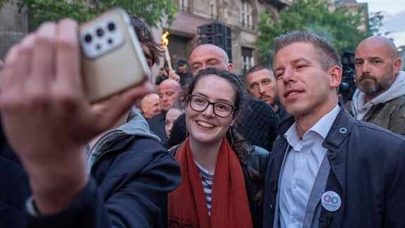 Peter Magyar und andere posieren für ein Selfie.