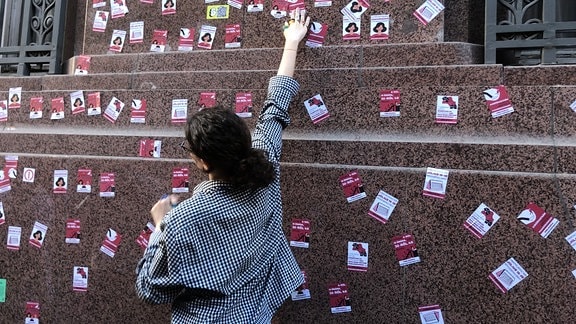 Schülerin klebt Protest-Sticker an Hauswand