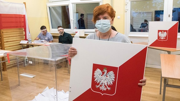 Menschen in einem Wahllokal in Polen