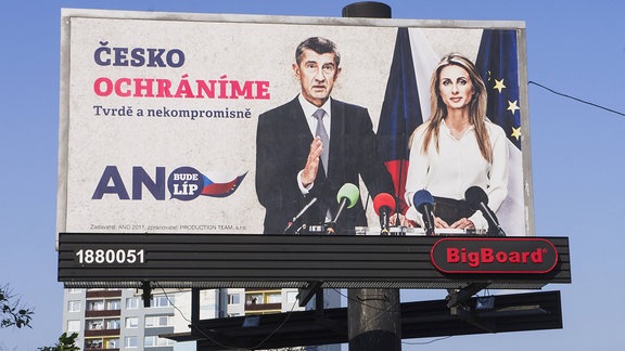 Plakatwand der Politischen Bewegung ANO zeigt Andrej Babis und Dita Charanzova