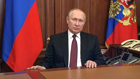 Russlands Präsident Wladimir Putin hält eine Ansprache, in der er eine militärische Sonderoperation im Donbass ankündigt. 2022