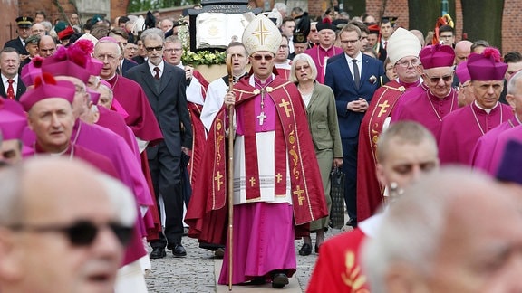Der Primas der katholischen Kirche Polens, Wojciech Polak und polnische Bischöfe bei einer Prozession.