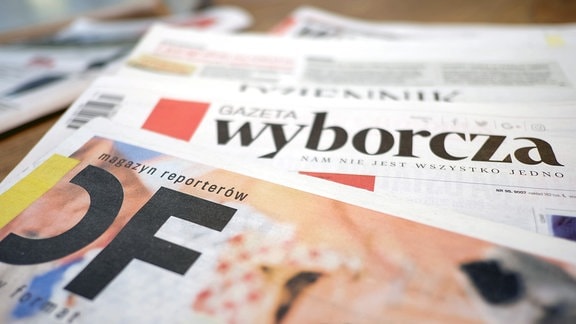 Polnische Zeitungen - Gazeta Wyborcza und Magazyn Reporterow - liegen auf einem Tisch.