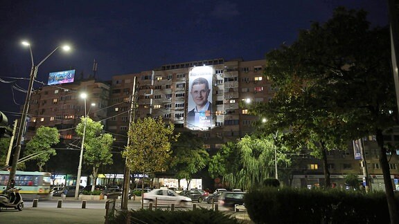 Wahlplakat an Wohn-Hochhaus in Bukarest