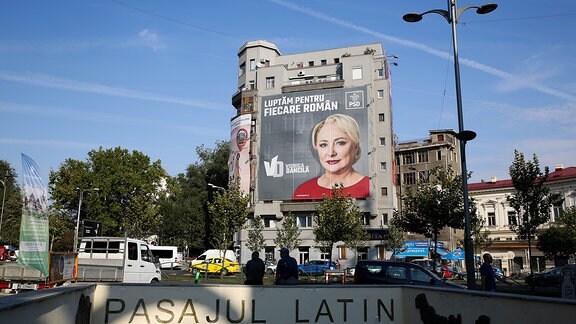 Wahlplakat an Wohn-Hochhaus in Bukarest mit Viorica Dancila 