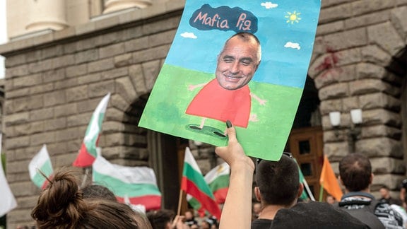 Plakat mit dem Gesicht von Premierminister Bojko Borissow, gehalten von einem Demonstranten während der Demonstration.