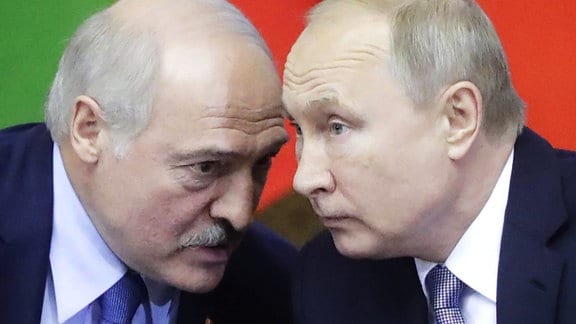 Belarus' Präsident Alexander Lukaschenko und Russlands Präsident Wladimir Putin unterhalten sich am 18. Juli 2018 auf einem Meeting.