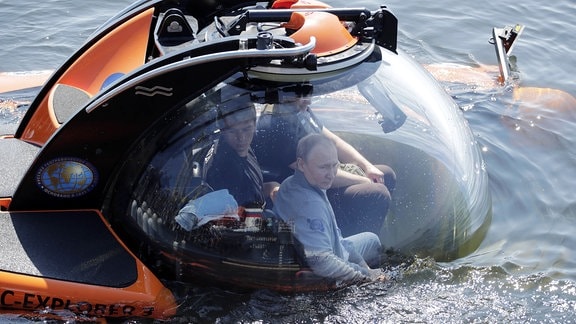 Putin taucht mit einem Forschungs-U-Boot