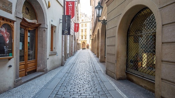 leere Altstadtgasse in Prag